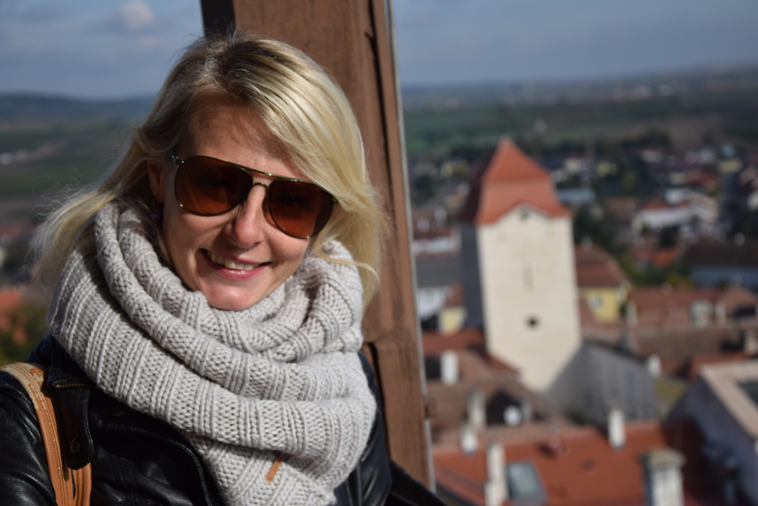 Eva-Maria Flucher mit Schal am Aussichtsturm